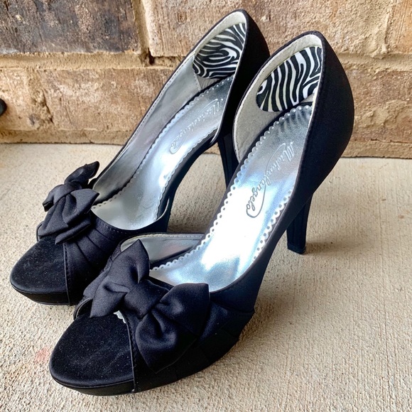 Michaelangelo Satin Black Pumps with Bows - Picture 2 of 4